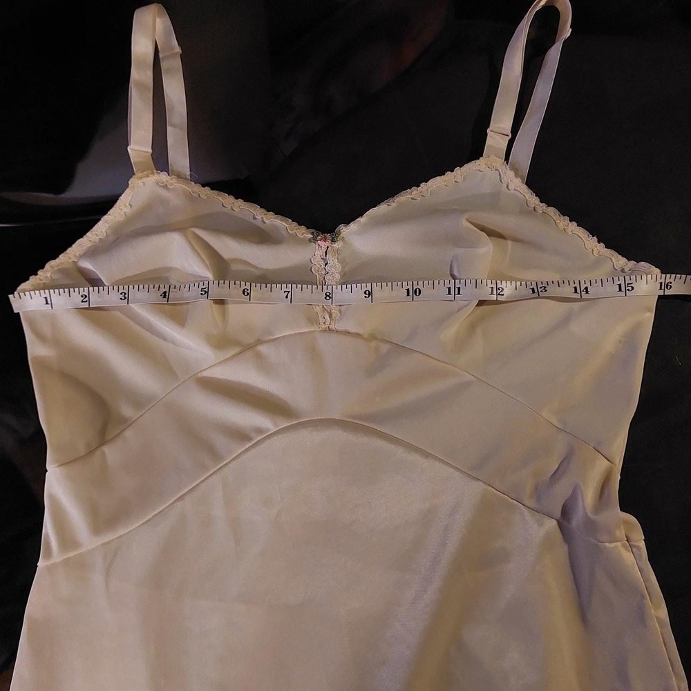 Vintage floor length ivory slip with rosette detail and slit on the center - Picture 5 of 7
